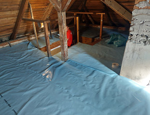 Zateplení stropu rodinného domu pomocí foukané izolace